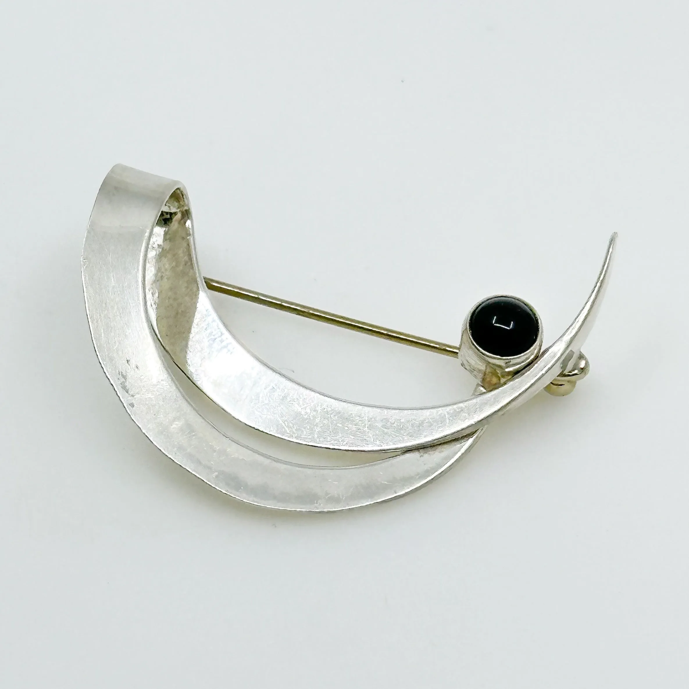 Modernist sterling silver onyx brooch GM64