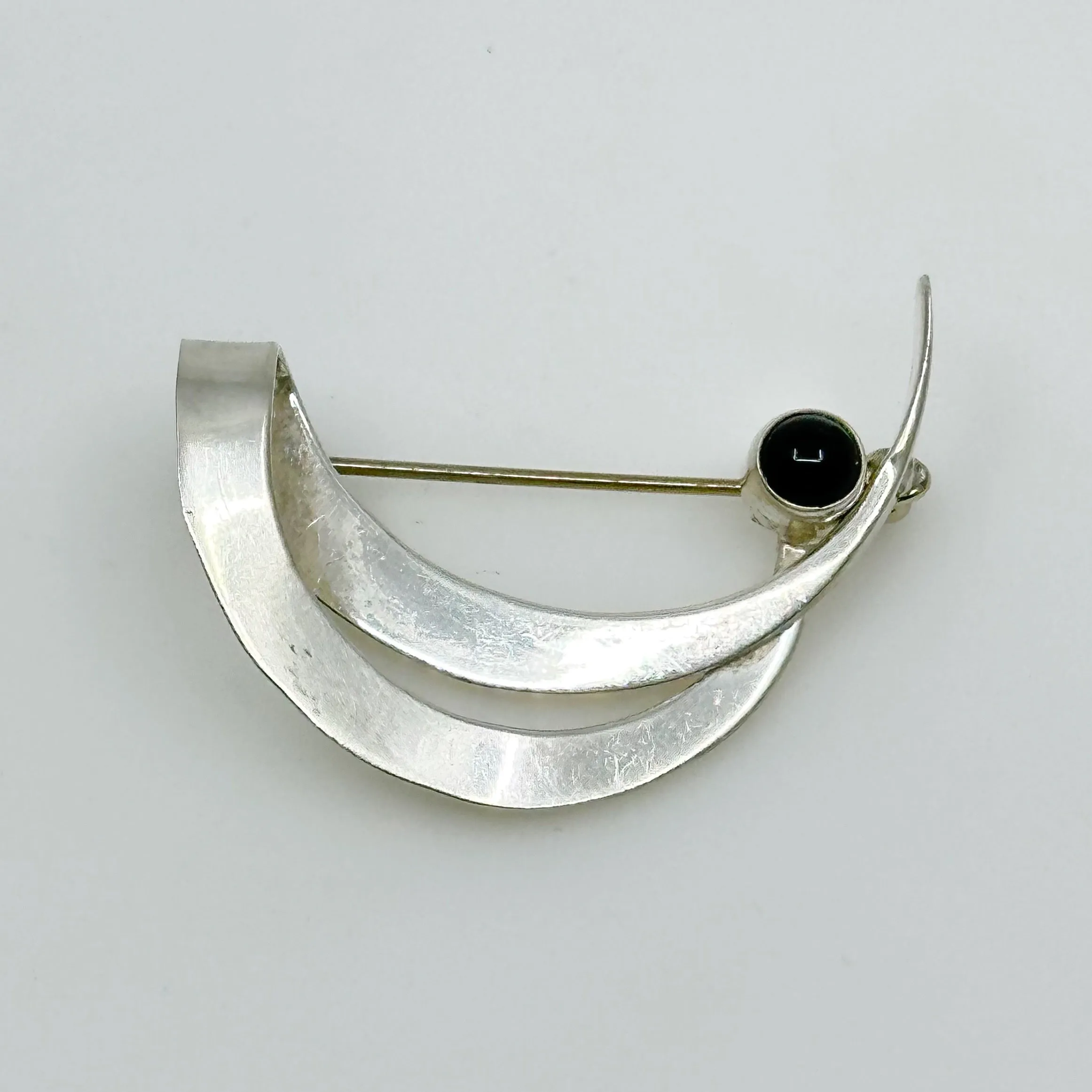 Modernist sterling silver onyx brooch GM64