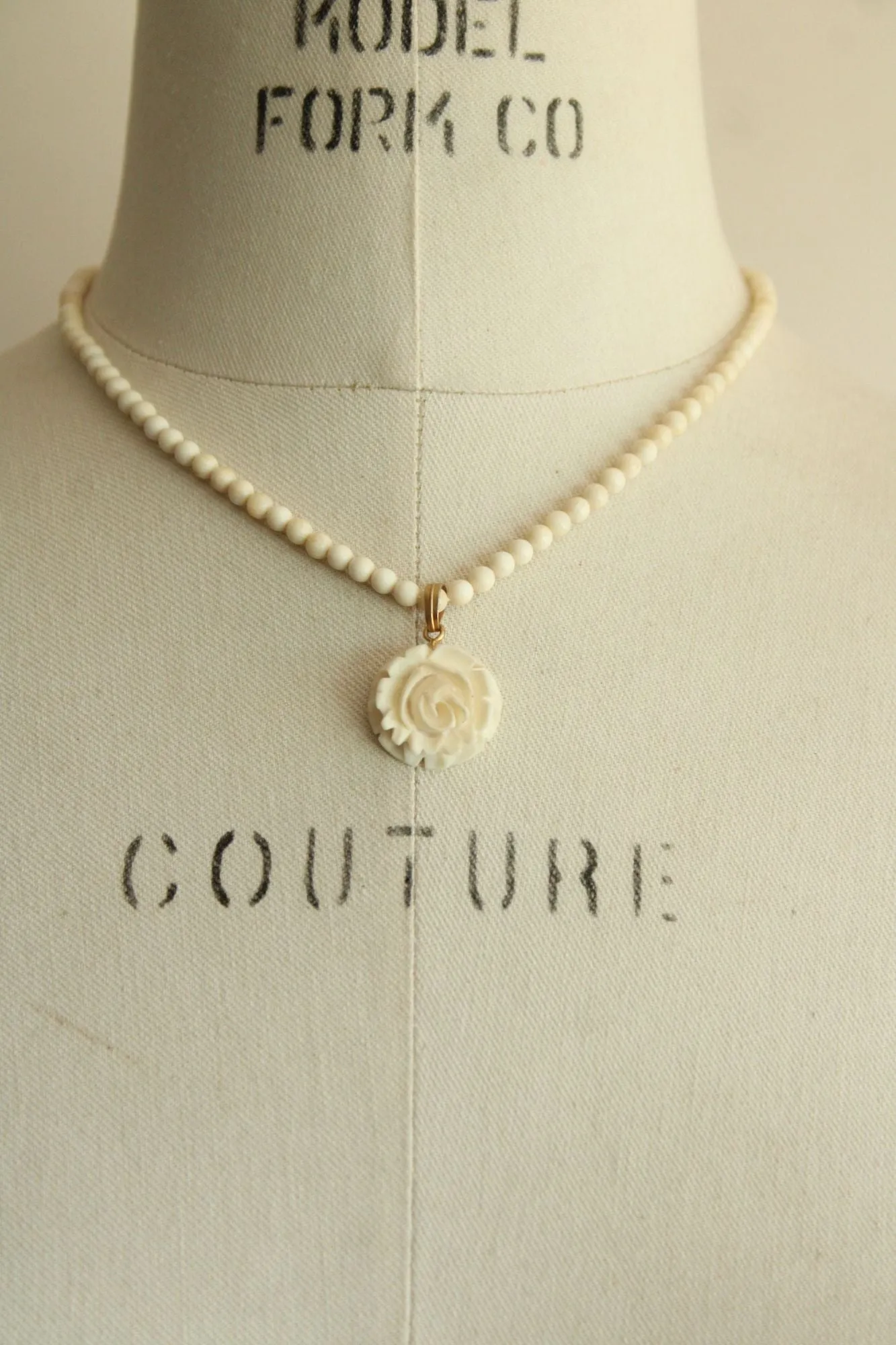 Vintage 1990s 2000s White Rose Pendant on Beaded Choker