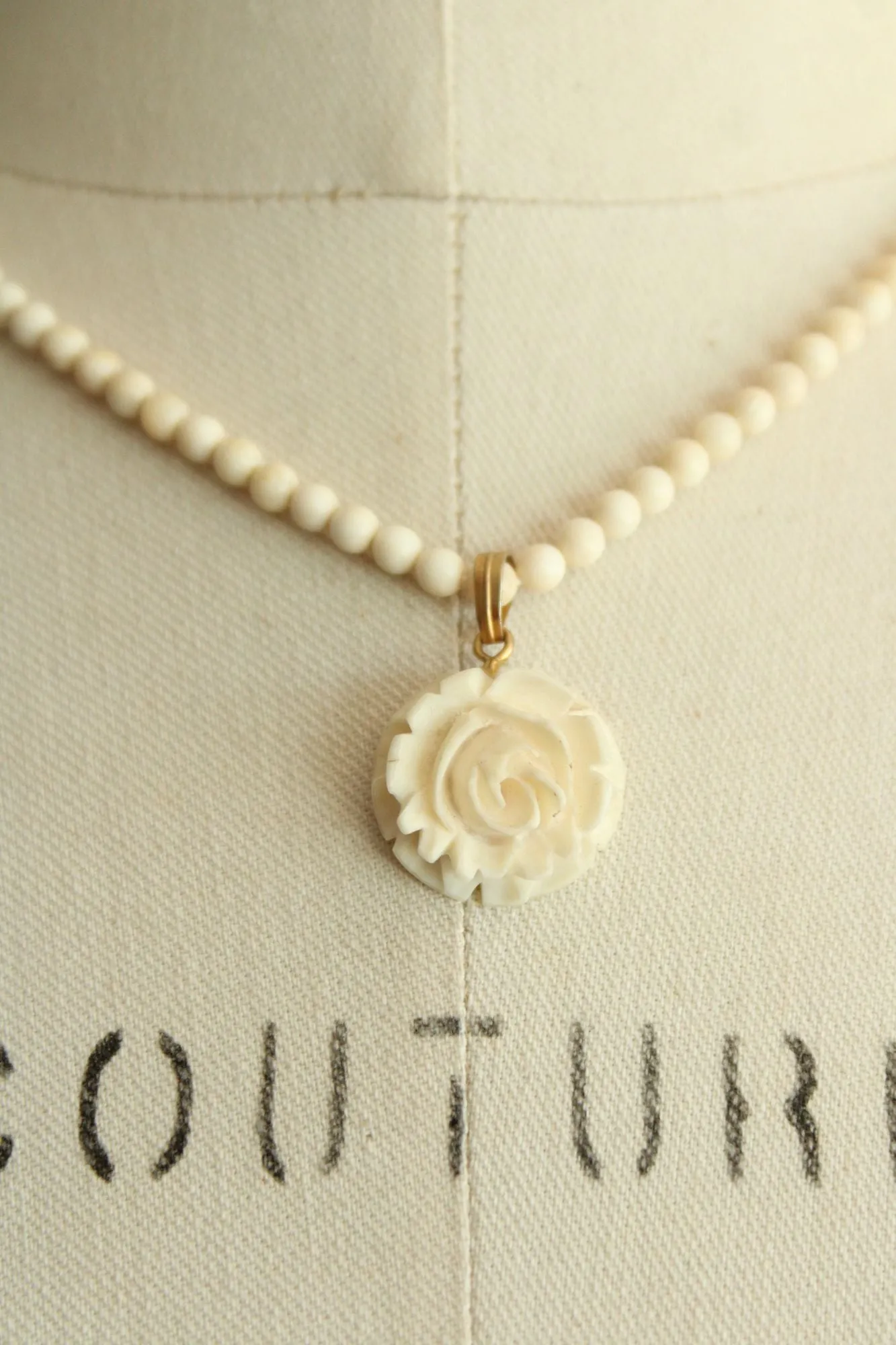 Vintage 1990s 2000s White Rose Pendant on Beaded Choker