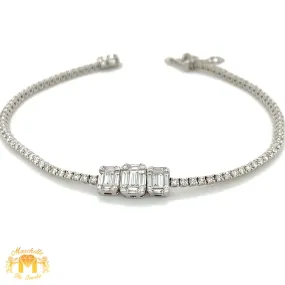 VVS/vs EF color high clarity diamonds set in a 18k Gold Tennis Ladies`Bracelet with Baguette and Round Diamonds